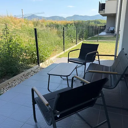 Cozy With Garden And Free Parking